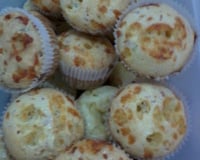 Pão de queijo de liquidificador com calabresa