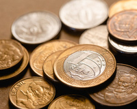 Colocar moedas embaixo do travesseiro: para que serve e quando vale a pena fazer, segundo o Feng Shui