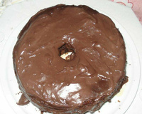 Bolo de chocolate e calda de chocolate