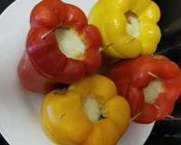 Pimentão recheado com macarrão ao molho de frango e queijo