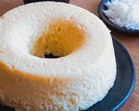 Bolo podre de tapioca gelado com cobertura diferente de doce de bacuri e coco ralado