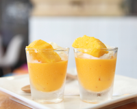 Procurando uma sobremesa saudável e refrescante? Experimente esse flan de manga com coco sensacional!