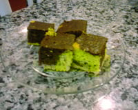 Bolo de cenoura mesclado com chocolate e aveia