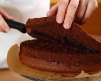 Como cortar bolo ao meio: veja 2 maneiras de rechear