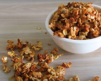 Você só precisa de três ingredientes para preparar a melhor granola para o café da manhã