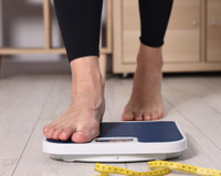 Os 5 piores horários para subir na balança se você quer acompanhar o peso de verdade
