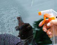 Adeus pano de microfibra: borrife essa mistura caseira e deixe os vidros da janela reluzindo tanto brilho