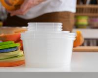 Especialistas em segurança alimentar alertam que devemos jogar fora tupperwares e recipientes com essas marcações