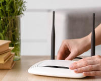 Sempre desligo o Wi-Fi quando saio de casa desde que um técnico da NET me deu a dica. Gostaria que tivessem me falado sobre esse hábito antes