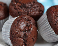 Clássico e econômico: como fazer bolinhos de chocolate caseiros com sabor de padaria