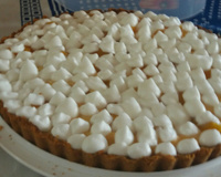 Torta de biscoito triturado com pêssego