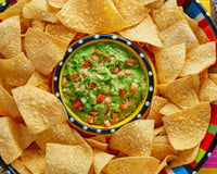 Jogo do Brasil em casa é com receita do TudoGostoso: guacamole com nachos caseiros é o petisco verde e amarelo perfeito para servir durante a Copa