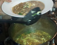 Caldo de carne com ovo