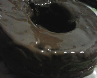 Bolo de melão com calda de chocolate