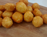 Bolinho de arroz com queijo recheado com requeijão e mussarela