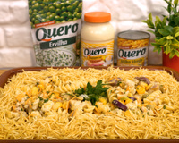 Salpicão de macarrão na travessa