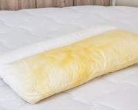 Como remover manchas amarelas de travesseiros (e como evitar que elas voltem)