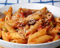 Penne à puttanesca: celebre o Dia Mundial do Macarrão com uma receita especial do TudoGostoso