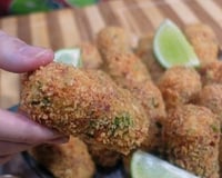 Sempre que tenho mandioca em casa faço esse croquete cremoso para o lanche da tarde: uma opção fácil que você pode rechear como quiser