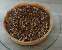 Torta de banana com doce de leite e nozes