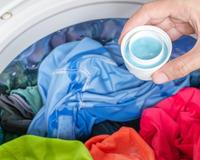 Coloque algumas gotas no amaciante e tenha roupas duas vezes mais cheirosas sem gastar dinheiro extra: ingrediente simples é antibacteriano