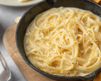 Quando a família pede massa, faço esse espaguete com molho alfredo cremoso pronto em apenas 15 minutos