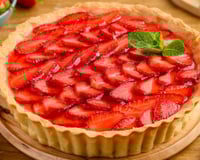 Torta de morango com a fruta cortada em fileiras por cima