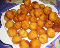 Bolinha de milho com queijo