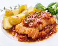 Porção de tilápia ao forno com batatas servido em prato