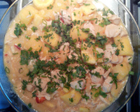 Peito de frango com mandioca e leite de coco