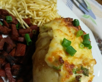 Batata recheada ao molho de queijo com frango