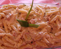 Penne ao molho de salmão com raspas de limão siciliano