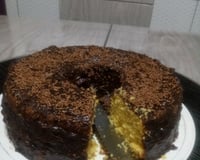Bolo de milho com cobertura de chocolate