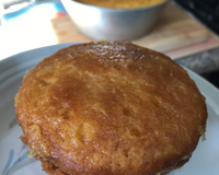 Bolo de fubá com suco de laranja