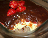 Bombom de morango na travessa