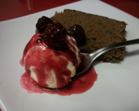 Bolo de chocolate com calda quente de amora