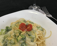 Espaguete ao molho branco com brócolis