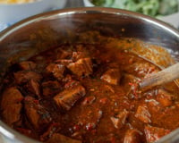 Adicione 3 colheres de sopa ao goulash: a carne ficará tão macia que literalmente derreterá na boca!