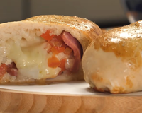 Pão de pizza caseiro melhor que o da padaria: o lanche de forno fácil, fofinho e com muito recheio