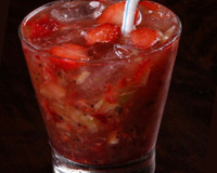 Caipirinha de saquê com morangos