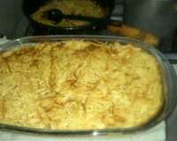 Torta de pão de forma no forno.