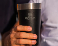 Copos e garrafas Stanley pela metade do preço nessa Black Friday, corre antes que acabe!