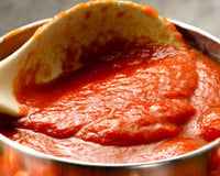 Cozinheiros concordam sobre o molho de tomate: "Para ficar perfeito, não adicione açúcar, use um pouco de bicarbonato de sódio em vez disso."