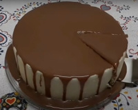 Nem ovo, nem farinha de trigo, nem forno: bolo simples de comer rezando pronto em 3 minutos