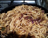 Yakissoba de carne com legumes do ED
