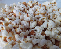 Pipoca caramelizada com leite ninho