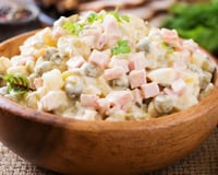 Os chefs bascos concordam: "O maior erro ao fazer salada russa é deixar um pouco do óleo do atum na mistura e não fazer maionese caseira."