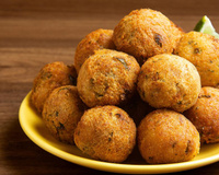 Bolinho de bacalhau na airfryer dourados e servidos com limão
