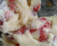 Pave gelado de morango e leite em pó