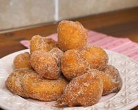 Receita de bolinho de chuva fácil e deliciosa para devorar enquanto torce para o Brasil